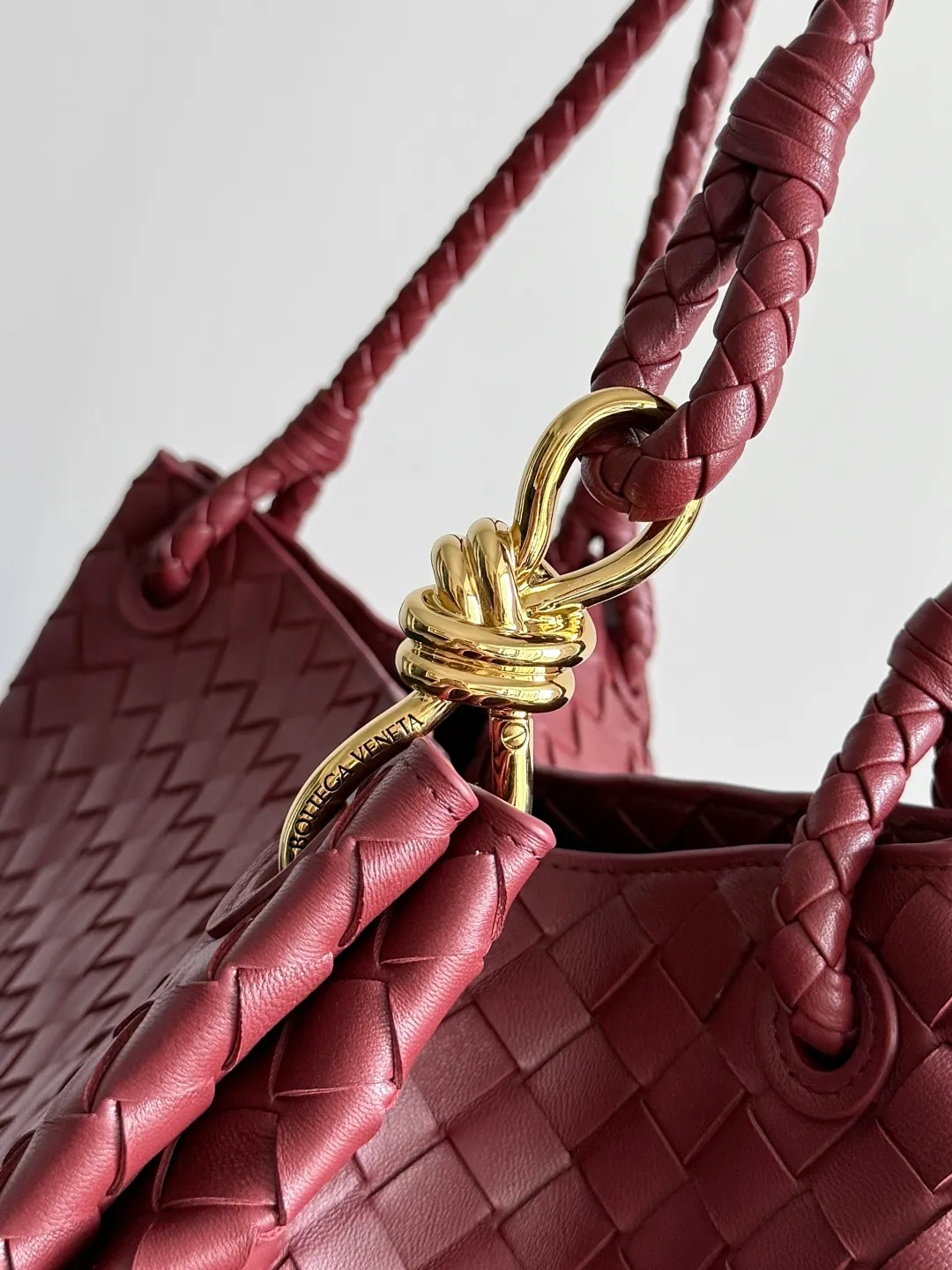 Batch 2660 24 early autumn new model Andiamo Parachute woven leather is made of folded stitching at the four corners # Craftsmanship and creativity. The large size is atmospheric and practical. One of the must-selects for BV. It has a large space, can hold a computer, the shoulder strap is thick, and the upper shoulder is very comfortable. The large parachute upper body is real shot and can be carried on the back. The upper body is versatile and cute☺️ Style number: 796571 Size: 30*26*20cm